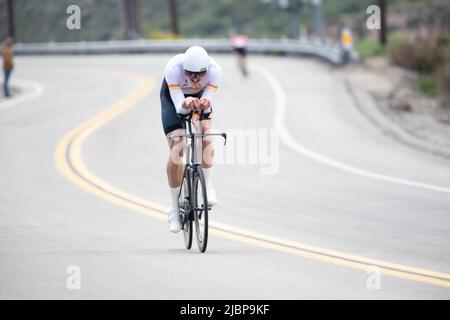 Amateur- und Profi-Radfahrer treten während der Zeitfahrphase des Redlands Cycling Classic 2022 an, die auf der historischen Route 66 auf dem Pass von Hai stattfindet. Stockfoto