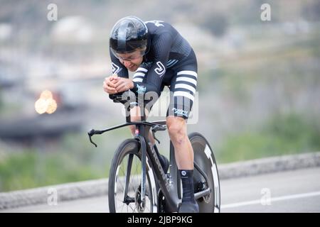 Amateur- und Profi-Radfahrer treten während der Zeitfahrphase des Redlands Cycling Classic 2022 an, die auf der historischen Route 66 auf dem Pass von Hai stattfindet. Stockfoto