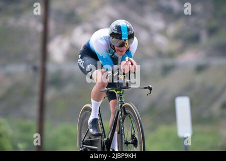 Amateur- und Profi-Radfahrer treten während der Zeitfahrphase des Redlands Cycling Classic 2022 an, die auf der historischen Route 66 auf dem Pass von Hai stattfindet. Stockfoto