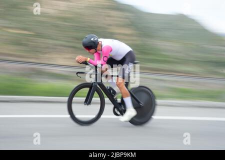 Amateur- und Profi-Radfahrer treten während der Zeitfahrphase des Redlands Cycling Classic 2022 an, die auf der historischen Route 66 auf dem Pass von Hai stattfindet. Stockfoto