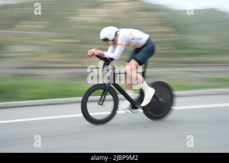 Amateur- und Profi-Radfahrer treten während der Zeitfahrphase des Redlands Cycling Classic 2022 an, die auf der historischen Route 66 auf dem Pass von Hai stattfindet. Stockfoto