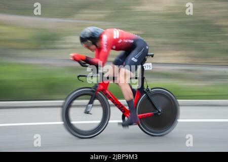 Amateur- und Profi-Radfahrer treten während der Zeitfahrphase des Redlands Cycling Classic 2022 an, die auf der historischen Route 66 auf dem Pass von Hai stattfindet. Stockfoto