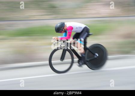 Amateur- und Profi-Radfahrer treten während der Zeitfahrphase des Redlands Cycling Classic 2022 an, die auf der historischen Route 66 auf dem Pass von Hai stattfindet. Stockfoto