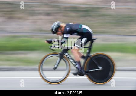 Amateur- und Profi-Radfahrer treten während der Zeitfahrphase des Redlands Cycling Classic 2022 an, die auf der historischen Route 66 auf dem Pass von Hai stattfindet. Stockfoto