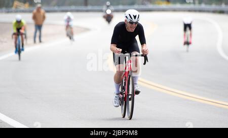 Amateur- und Profi-Radfahrer treten während der Zeitfahrphase des Redlands Cycling Classic 2022 an, die auf der historischen Route 66 auf dem Pass von Hai stattfindet. Stockfoto