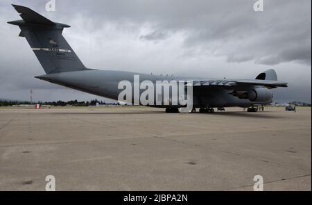 Reserve-Airmen von der Travis Air Force Base, Kalifornien; Mitglieder der Army National Guard von Fairfield; und Mitglieder der California Air National Guard von Moffett Field bereiten sich darauf vor, während des Nexus Rising auf dem Moffett Airfield, Kalifornien, eine C-5 Super Galaxy zu laden., 05. Juni 2022. Reserve-Bürger-Flieger von der Travis Air Force Base, Kalifornien; Mitglieder der Army National Guard von Fairfield; und Mitglieder der California Air National Guard vom Moffett Field entlasten ein 1079 Light Medium Tactical Vehicle aus einem C-5 Super Galalxy auf dem Moffett Airfield, Kalifornien, im Rahmen von Nexus Rising, 04. Juni 2022. (USA Air Force Reserve Pho Stockfoto