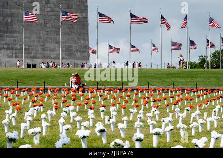 Washington, Usa. 07.. Juni 2022. Blumen, die Opfer bei der Eröffnung des National Gun Violence Memorial darstellen. Kredit: SOPA Images Limited/Alamy Live Nachrichten Stockfoto