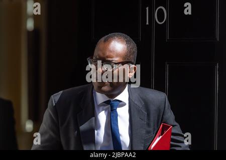 London, Großbritannien. 07.. Juni 2022. Kwasi Kwarteng verlässt eine Kabinettssitzung in Downing Street, London. Premierminister Boris Johnson forderte sein Kabinett auf, im Rahmen des Partygate-Skandals ‘eine Grenze zu ziehen“, nachdem er gestern zwischen 211 und 148 ein Vertrauensvotum für seine Führung knapp überstanden hatte. Kredit: SOPA Images Limited/Alamy Live Nachrichten Stockfoto