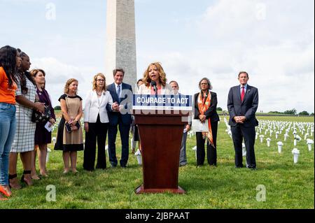 Washington, Usa. 07.. Juni 2022. Die US-Repräsentantin Lucy McBath (D-GA) spricht bei der Eröffnung des National Gun Violence Memorial. Kredit: SOPA Images Limited/Alamy Live Nachrichten Stockfoto