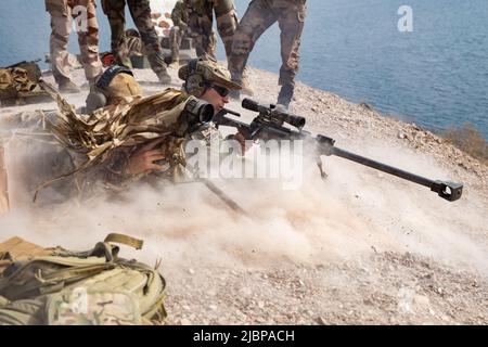 Die französischen Streitkräfte in Dschibuti (FFDJ) und die italienischen Streitkräfte führen zusammen mit Soldaten der Nationalgarde der Virginia Army, die der Task Force Red Dragon zugeordnet sind, eine kombinierte Joint Task Force – Horn von Afrika durch, einen Scharfschützen-Live-Feuerbereich im Arta Range Complex, Dschibuti, 22. Mai 2022. Französische, italienische und US-amerikanische Dienstmitglieder trainierten im Bereich Waffensysteme und tauschten während dieser gemeinsamen Schulungsveranstaltung Informationen aus. Mitglieder der CJTF-HOA Schulen und arbeiten regelmäßig mit Verbündeten, Partnern und Regierungsorganisationen zusammen, um gemeinsame Anstrengungen zur Verbesserung der Sicherheit und des Wohlstands in Ostafrika zu Unternehmen. (USA Armee Stockfoto