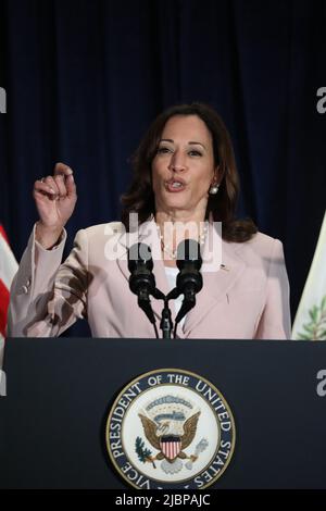 Los Angeles, Usa. 07.. Juni 2022. DIE US-Vizepräsidentin Kamala Harris hält auf dem IX Summit of the Americas in Los Angeles, Kalifornien, USA, am 07. Juni 2022 eine Rede auf einer Veranstaltung zur Förderung der Stärkung der Frau. Quelle: SIPA USA/Alamy Live News Stockfoto