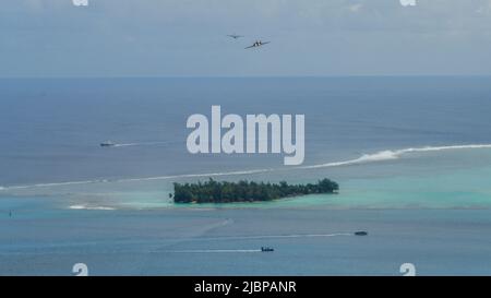 Ein französischer CASA CN-235 und DHU-25A Guardian führen im Rahmen einer Abschlusszeremonie in Bora Bora, Französisch-Polynesien, am 18. Mai 2022 einen Überflug durch. Marara 22 ist eine multinationale Trainingseinheit, die die kombinierte Interoperabilität zwischen dem US-Militär und dem gemeinsamen französischen Hauptquartier der gemeinsamen Task Force in Französisch-Polynesien verbessert. (USA Foto der Luftwaffe von Staff Sgt. Jessica Avallone) Stockfoto