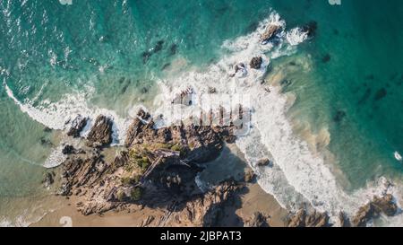 Wellen des Strandes von Byron Bay von oben aus gesehen. Stockfoto