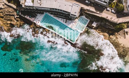 Bondi Beach Eisbergs Club. Luftaufnahme von Menschen, die am Pool schwimmen, in der Nähe des Ozeans. Sydney, Australien. Stockfoto