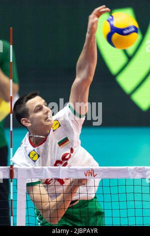 Ottawa, Kanada. 07 Juni 2022. Radoslav Parapunov (15 -- aus Bulgarien) bei der Volleyball-Aktion des FIVB Nations Cup zwischen Bulgarien und Serbien in Ottawa, Kanada. Stockfoto