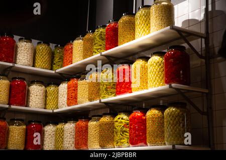 Eingelegtes Gemüse in Gläsern auf dem Regal in der Speisekammer. Stockfoto