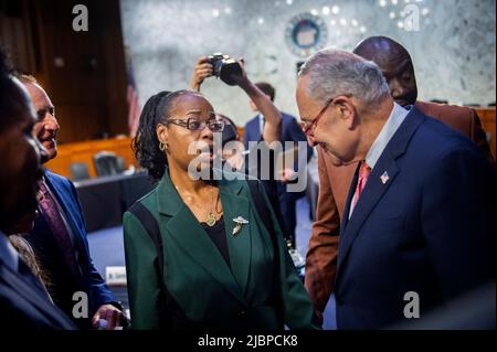 Kimberly Salter, links, Ehefrau des Tops Security Guard Aaron Salter, Jr., der in The Buffalo, New York, starb, bittet Tops Supermarkt um Massenschießerei für den Mehrheitsführer des US-Senats Chuck Schumer (Demokrat von New York), rechts, an âdo somethingâ, Nach einer Anhörung des Senatsausschusses zur Untersuchung der Bedrohung durch den inländischen Terrorismus nach dem Angriff von Buffalo im Hart Senate Office Building in Washington, DC, Dienstag, den 7. Juni 2022. Kredit: Rod Lampey/CNP Stockfoto