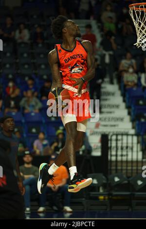 Langley, BC, Kanada. 07/06/2022, Fraser Valley Bandits Emmitt Williams (24) versucht einen Slam Dunk, in diesem Spiel zwischen den Fraser Valley Bandits und den Hamilton Honey Dachs, Dienstag, 7. Juni 2022, im Langley Event Center in Langley, BC, Kanada. Foto-Kredit: Wesley Shaw: Shotbug /Alamy Live Nachrichten Stockfoto