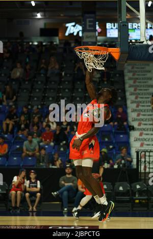 Langley, BC, Kanada. 07/06/2022, Fraser Valley Bandits Emmitt Williams (24) versucht einen Slam Dunk, in diesem Spiel zwischen den Fraser Valley Bandits und den Hamilton Honey Dachs, Dienstag, 7. Juni 2022, im Langley Event Center in Langley, BC, Kanada. Foto-Kredit: Wesley Shaw: Shotbug /Alamy Live Nachrichten Stockfoto