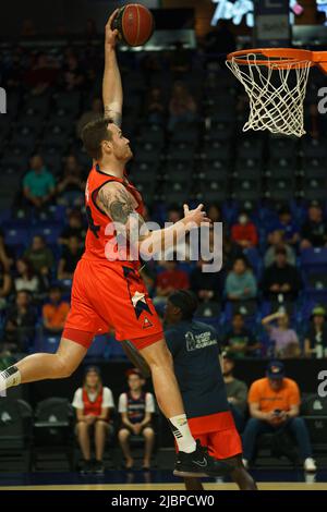 Langley, BC, Kanada. 07/06/2022, Fraser Valley Bandits Kyle Adnam (4) versucht einen Slam Dunk, in diesem Spiel zwischen den Fraser Valley Bandits und den Hamilton Honey Dachsen, Dienstag, 7. Juni 2022, im Langley Event Center in Langley, BC, Kanada. Foto-Kredit: Wesley Shaw: Shotbug /Alamy Live Nachrichten Stockfoto