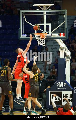 Langley, BC, Kanada. 07/06/2022, Fraser Valley Bandits Thomas Kennedy (30) versucht, ein Auflegen, in diesem Spiel zwischen den Fraser Valley Bandits und den Hamilton Honey Dachsen, Dienstag, 7. Juni 2022, im Langley Event Center in Langley, BC, Kanada. Foto-Kredit: Wesley Shaw: Shotbug /Alamy Live Nachrichten Stockfoto