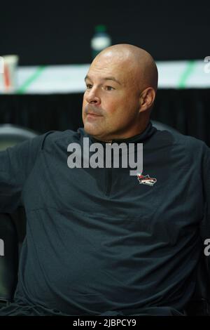 Langley, BC, Kanada. 07/06/2022, Fraser Valley Bandits Cheftrainer Mike Taylor. Eine Verschnaufpause vor der Pressekonferenz, in diesem Spiel zwischen den Fraser Valley Bandits und den Hamilton Honey Dachsen, Dienstag, 7. Juni 2022, im Langley Event Center in Langley, BC, Kanada. Foto-Kredit: Wesley Shaw: Shotbug /Alamy Live Nachrichten Stockfoto