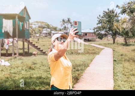 Eine lateinische Frau, die ein Selfie in einer indigenen Gemeinschaft afro-Nachkommender in Nicaragua gemacht hat Stockfoto