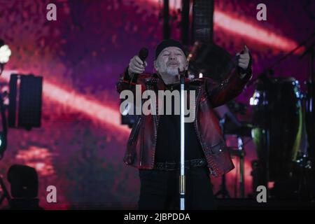 Neapel, Kampanien, ITALIEN. 7.. Juni 2022. 0706/2022 Napoli, allo stadio Diego Armando Maradona cÃÂ stato il Concerto del Cantante Rock Vasco Rossi, piÂ di 50 mila spettatori hanno visto il Concerto.in foto: Vasco Rossi (Bild: © Fabio Sasso/ZUMA Press Wire) Stockfoto