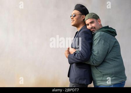 Gay latein Paar trägt modische Hüte Umarmung in die Straße. Speicherplatz kopieren Stockfoto