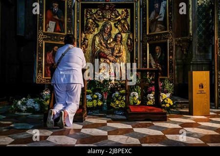 Lviv, Ukraine. 07.. Juni 2022. Eine Frau betet in der Kirche für einen getöteten Soldaten in Donbass während der Beerdigung. Militärbegräbnis für den ukrainischen Soldaten Anton, 36 Jahre alt, aus Lemberg, der in Avdiivka, Region Donezk, in der St. Peter und Paul Garnison Kirche getötet wurde. Kredit: SOPA Images Limited/Alamy Live Nachrichten Stockfoto