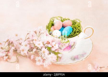 Pastell-Osterbonbon in einer Vintage-Tasse und Untertasse Stockfoto