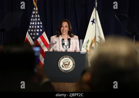 Los Angeles, Kalifornien, USA. 07.. Juni 2022. Die Vizepräsidentin der Vereinigten Staaten, Kamala Harris, hält auf dem IX Summit of the Americas in Los Angeles, Kalifornien, USA, am 07. Juni 2022, eine Veranstaltung zur Förderung der Stärkung der Frauen in ihren Händen. Quelle: David Swanson/Pool via CNP/dpa/Alamy Live News Stockfoto