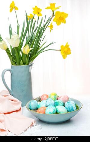 Ostereier und Narzissen Stockfoto