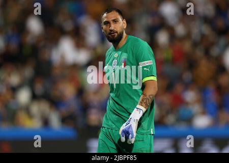 Cesena, Italien, 7.. Juni 2022. Gianluigi Donnarumma aus Italien schaut während des Spiels der UEFA Nations League im Stadio Dino Manuzzi, Cesena, auf. Bildnachweis sollte lauten: Jonathan Moscrop / Sportimage Stockfoto