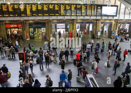 London, Großbritannien. 5.. Juni 2022. Reisende, die auf der Bahnhofskonbahn von Kings Cross gesehen werden. (Bild: © Dinendra Haria/SOPA Images via ZUMA Press Wire) Stockfoto