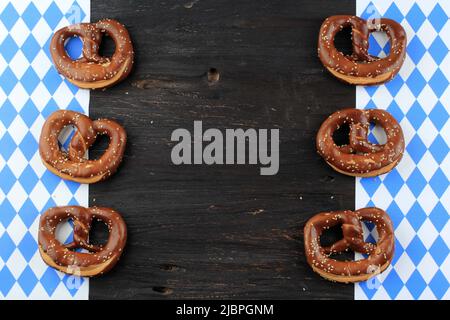 Original bayerische Pretzels auf Holzbrett. Oktoberfest Hintergrund, Copy Space for Text Stockfoto