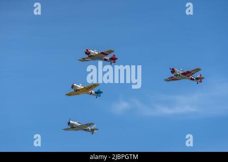 Reading, Pennsylvania, USA-6. Juni 2021: Vier Flugzeuge des Zweiten Weltkriegs fliegen während des Zweiten Weltkriegs-Wochenendes des Mittelatlantischen Museums vor blauem Himmel vorbei Stockfoto