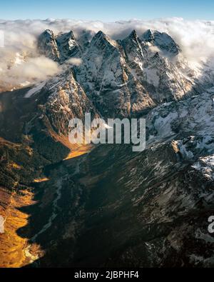 alpine tiefe Schlucht im kaukasus Blick von einer Drohne Stockfoto