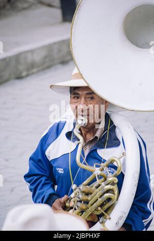 Quime ist eine kleine Stadt in einem tiefen bewaldeten Tal, umgeben von hohen Gipfeln der Anden. Stockfoto