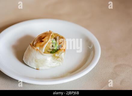 Typisch gebackene argentinische Empanadas (ähnlich wie Kuchen) mit Quinoa, Käse und grüner Zwiebelfüllung. Vegetarische Gerichte aus dem Norden Argentiniens. Stockfoto