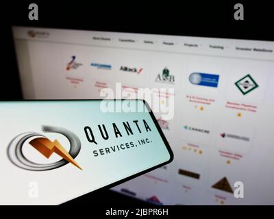 Smartphone mit Logo des US-Infrastrukturunternehmens Quanta Services Inc. Auf dem Bildschirm vor der Website. Konzentrieren Sie sich auf die Mitte rechts des Telefondisplays. Stockfoto