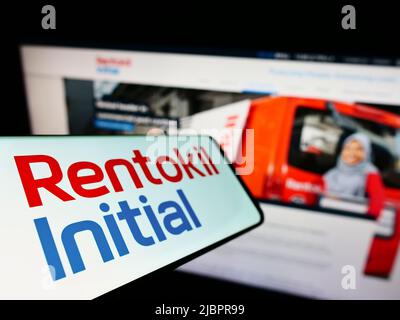 Smartphone mit Logo des britischen Dienstleistungsunternehmens Rentokil Initial plc auf dem Bildschirm vor der Unternehmenswebsite. Konzentrieren Sie sich auf die linke Seite des Telefondisplays. Stockfoto