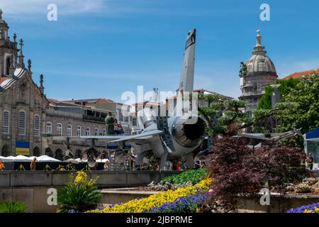 F16 Kampfflugzeug aus Portugal, NATO-Truppe Länder Luftkampfflugzeug. Luftkampf mit Flugzeugen. Europäisches F16-Flugzeug. F16 bei städtischer Exposition. Stockfoto