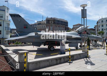 F16 Kampfflugzeug aus Portugal, NATO-Truppe Länder Luftkampfflugzeug. Luftkampf mit Flugzeugen. Europäisches F16-Flugzeug. F16 bei städtischer Exposition. Stockfoto