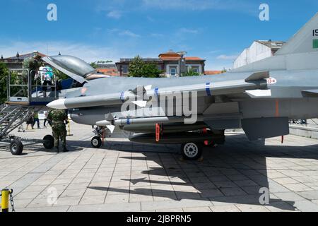 F16 Kampfflugzeug aus Portugal, NATO-Truppe Länder Luftkampfflugzeug. Luftkampf mit Flugzeugen. Europäisches F16-Flugzeug. F16 bei städtischer Exposition. Stockfoto