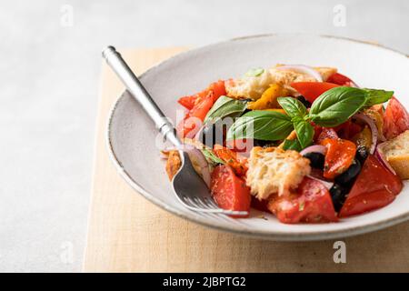 Italienischer Panzanella-Salat Stockfoto