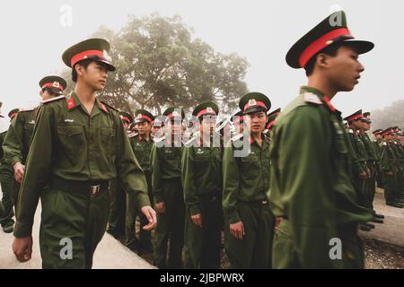 Dien Bien Phu, Vietnam - 26. FEBRUAR 2012: Eine Gruppe junger vietnamesischer Soldaten während eines Besuchsprogramms der vietnamesischen Militärakademie. Stockfoto