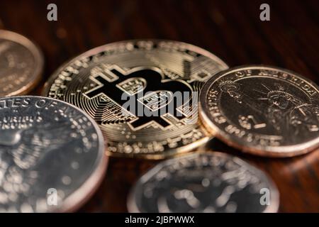 Symbolische Bitcoin- und 1-Dollar-Münzen. Tauschen Sie Dollar mit Bitcoins aus. Krypto-Blockchain-Technologie Stockfoto