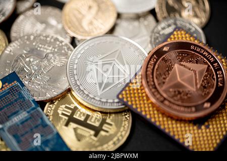 Ethereum-Münze in Gold und Kupfer, neben Mikrochip und uns eine Dollar-Münze. Konzept des Krypto-Mining, Rechenleistung und Kosten des Abbaus von Krypto-Curren Stockfoto