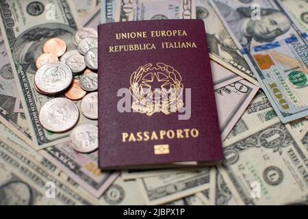 Italienischer Reisepass auf US-Dollar-Banknoten und -Münzen. Reisen Sie in die Vereinigten Staaten von Amerika. Personalausweis Italien. Reisekosten Stockfoto